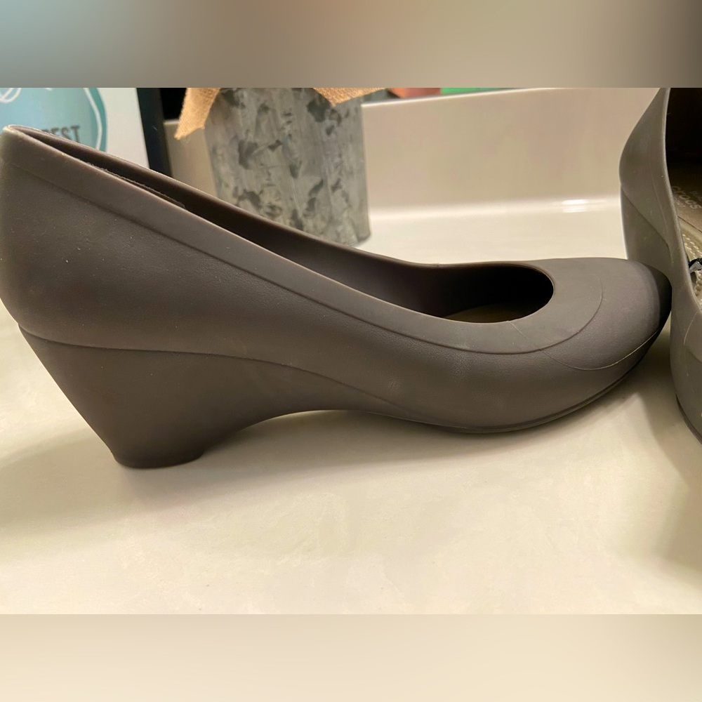 NWT Crocs Wedge- espresso color